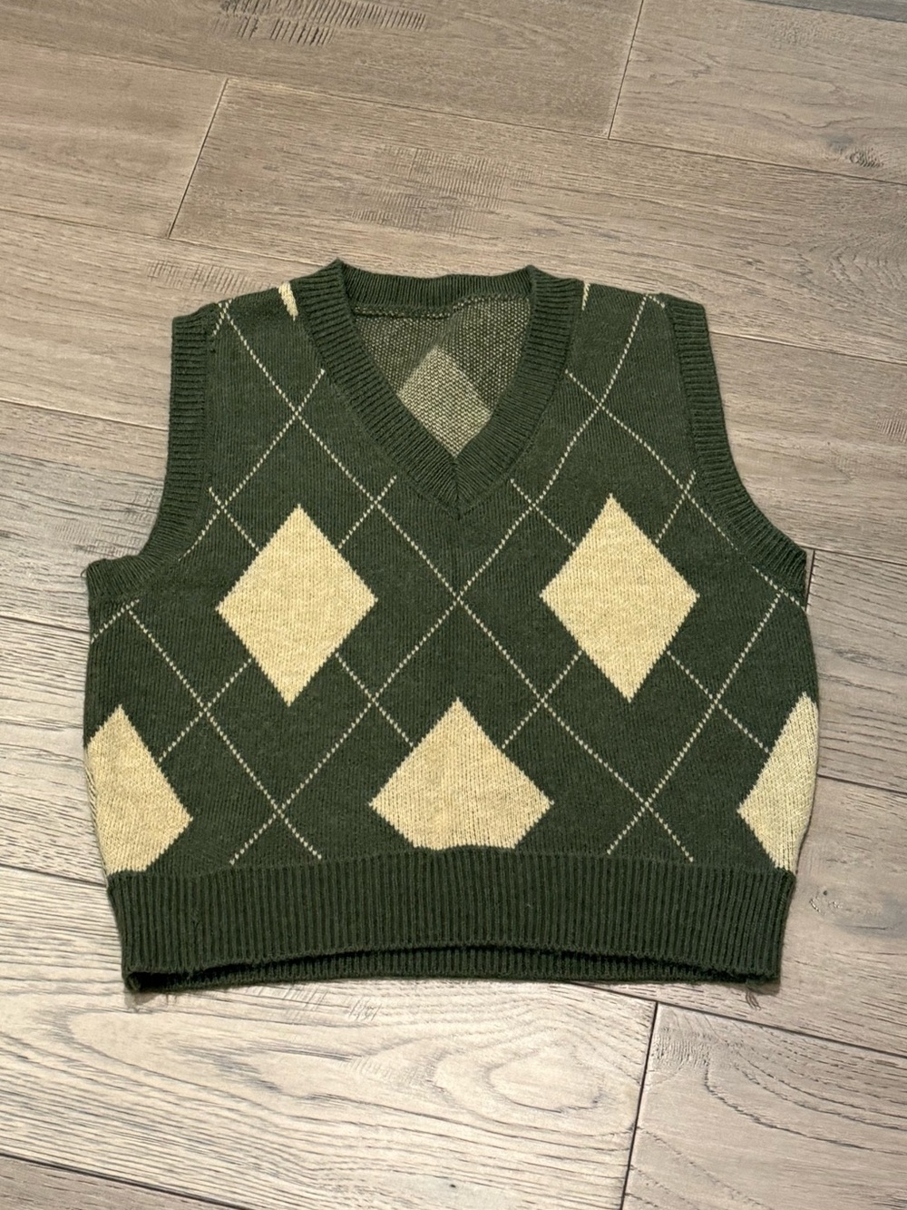 Men's Green Argyle V-Neck Sweater Vest with Cream Diamonds